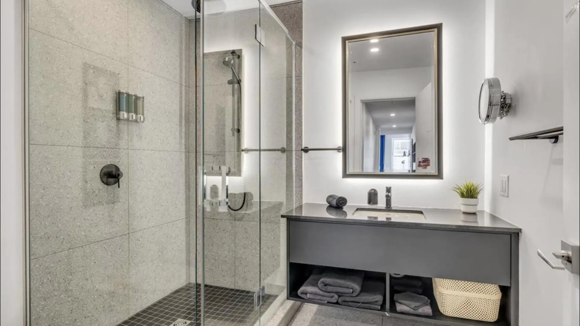 Initial / Icone / Quebec+Stat Apartment Canada