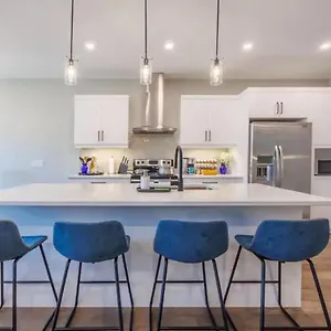 Modern 3bdr 3 Bath, Garage, Backyard, Theater Apartment Niagara Falls